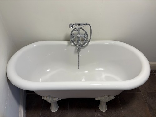 Acrylic freestanding roll top